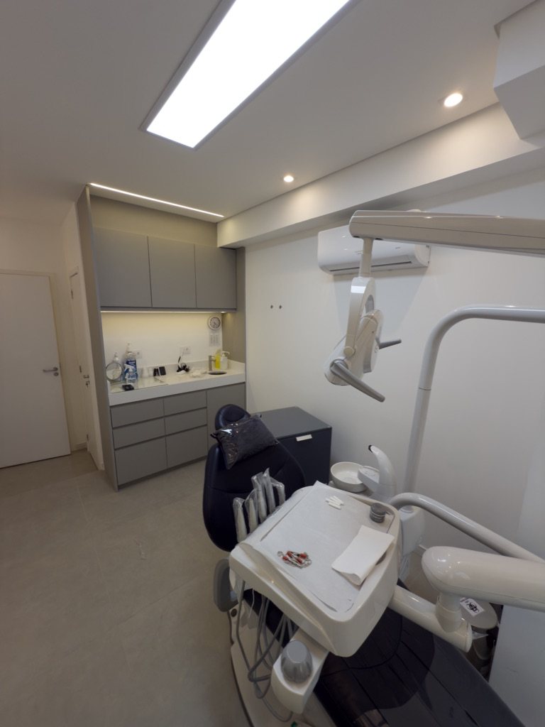 Consultório odontológico moderno com equipamentos e bancada